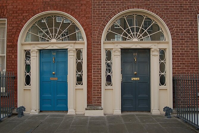 Best of Dublin -- Highlights and Hidden Corners - Temple Bar and the Millennium Bridge: medieval lanes and Handel’s Messiah