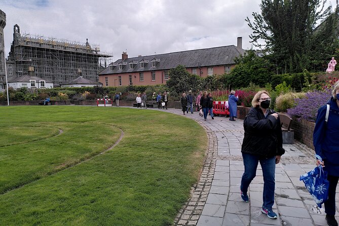 Complete tour of Dublin in Italian - Molly Malone Statue: legend you can touch, not just read