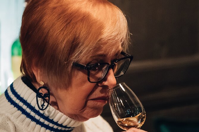 Dublin 6 Whiskey Tasting & 3 Food Pairing Walking Tour with Local - Pub stops and food pairings: what’s included vs Deluxe-only