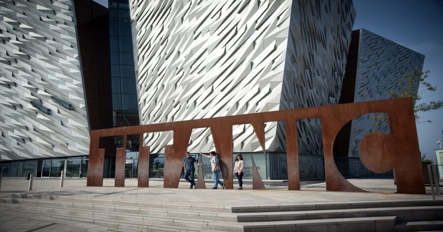 Dublin: Belfast (Titanic or Taxi), Dunluce & Causeway Trip - The Belfast murals stop: photo time plus guided context