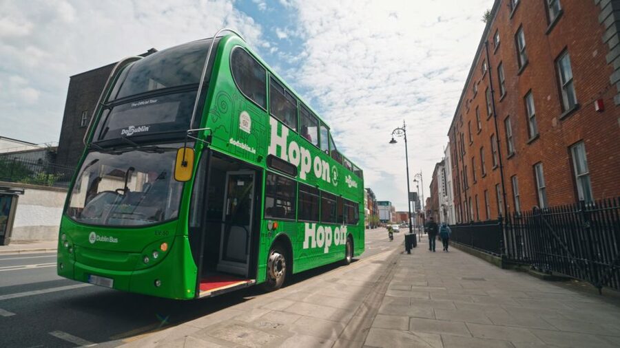 Dublin: Cruise Excursion Hop-On Hop-Off Tour & Rail Ticket - St. Stephen’s Green and Grafton Street: pause for real Dublin street life