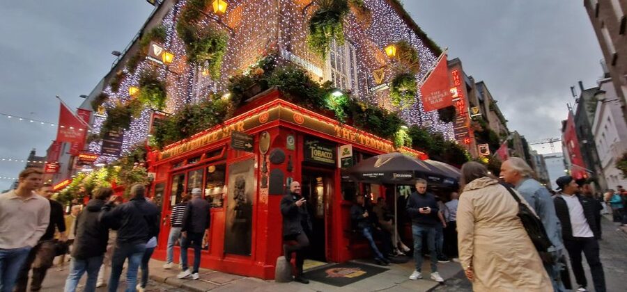 Dublin: Dublin City Highlights Private Guided Walking Tour - Temple Bar: why it’s famous, plus where to eat and listen