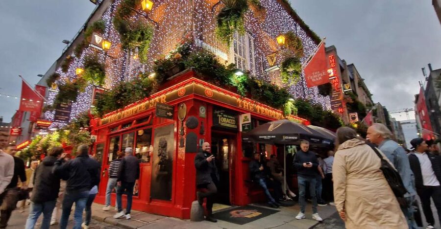 Dublin: Dublin City Highlights Private Guided Walking Tour - Music stops: Claddagh Records and the Wall of Fame