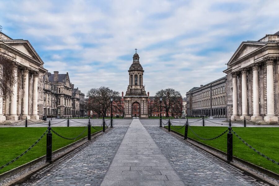 Dublin: Fast-Track Book of Kells Ticket & Dublin Castle Tour - Stop on College Green: setting the Dublin story