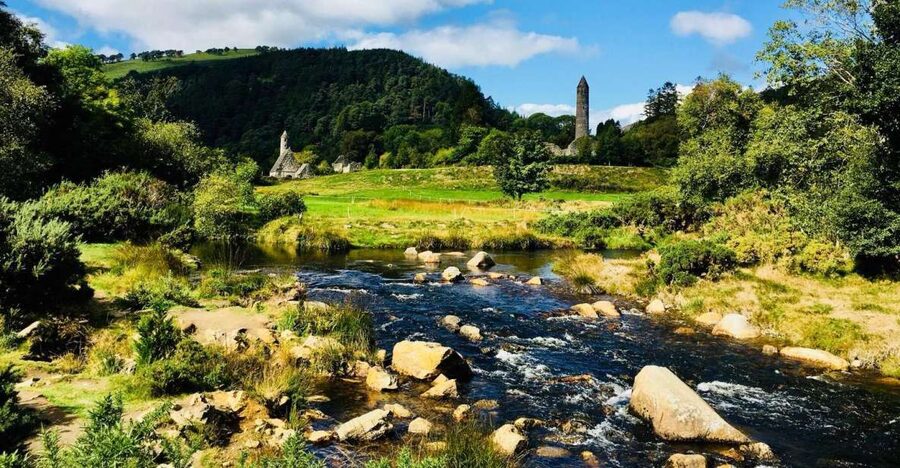 Dublin: Full-Day Wicklow Mountains Tour w/ Glendalough Visit - Meeting at RIU Gresham Hotel and settling in on the drive