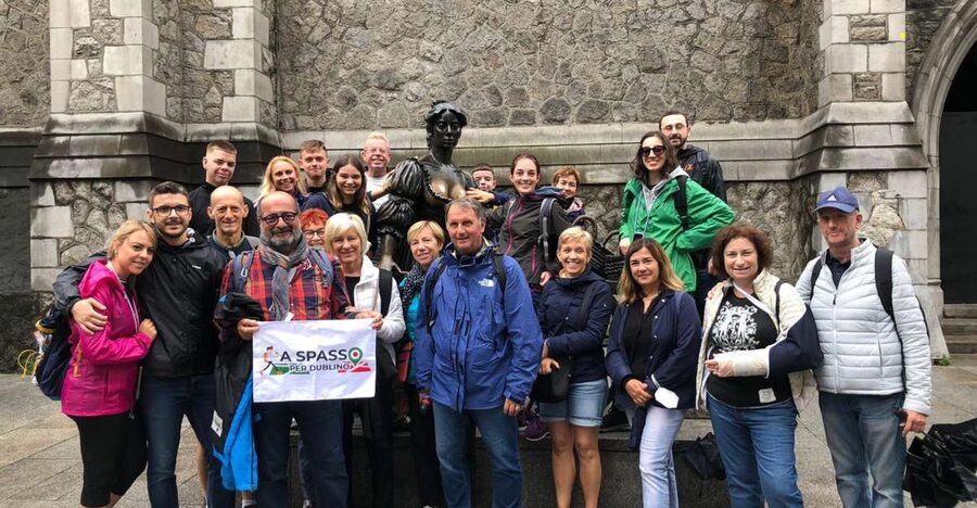 Dublin Highlights: 2.45-Hour Walking Tour in Italian - Molly Malone legend to Dublin Castle: politics behind the postcards