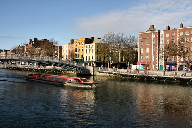 Dublin Hop-on Hop-off Bus Tour - Live Tour auf Deutsch - Trinity College and the cathedral string: where Dublin’s big names live