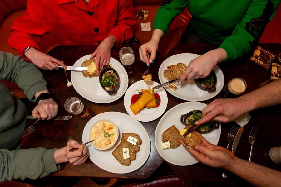 Dublin: Irish Food Trail Walking Tour with 3 Courses - Stop 1: Meeting at Flavour Trails for a Quick Food-and-City Setup