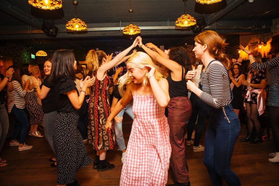 Dublin: Irish Music and Dance Show with Dance Lesson - Learning Irish dance basics without overthinking it