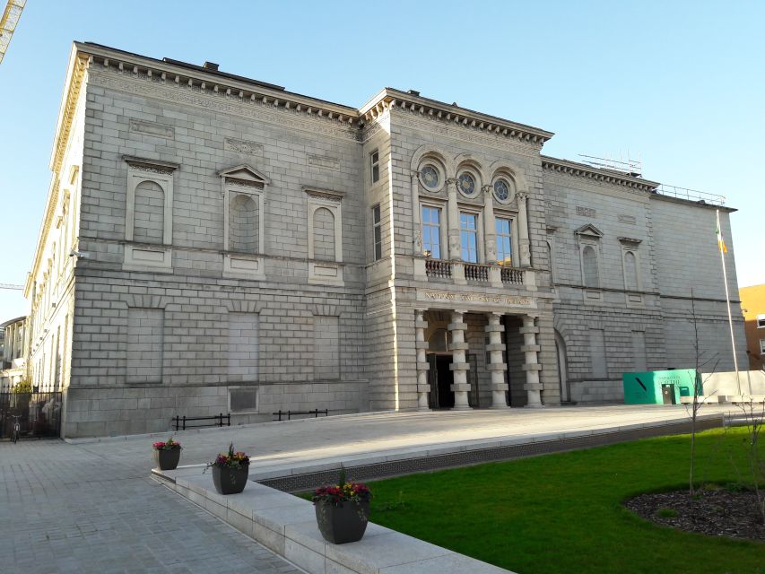 Dublin: Private Tour of City Monuments in Spanish - The walking flow: how the tour pace stays in your hands