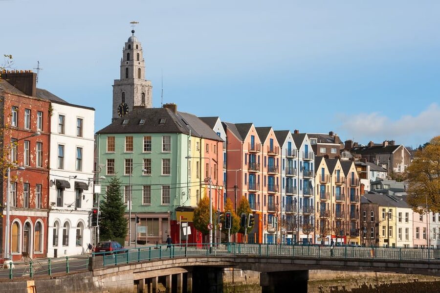 From Dublin:Cork,Cahir Castle,Rock of Cashel Tour in Spanish - A 12-hour south-of-Ireland loop with Spanish guidance