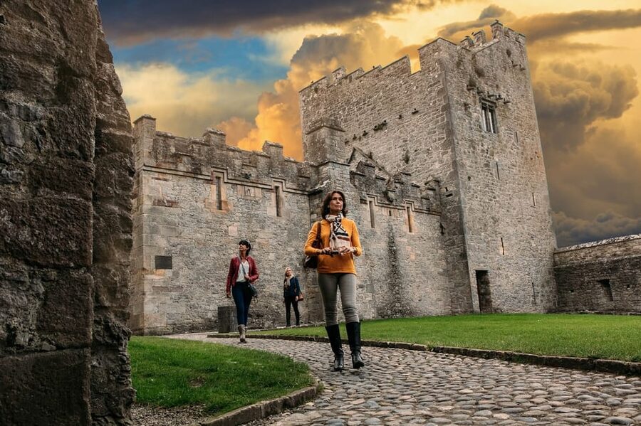 From Dublin:Cork,Cahir Castle,Rock of Cashel Tour in Spanish - Cahir Castle on the Suir River: what you’ll actually see