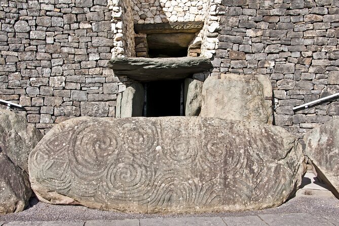 Newgrange & Boyne Valley Private Tour: Travel Through 5,000 Years - Newgrange: the passageway experience and Brú na Bóinne context