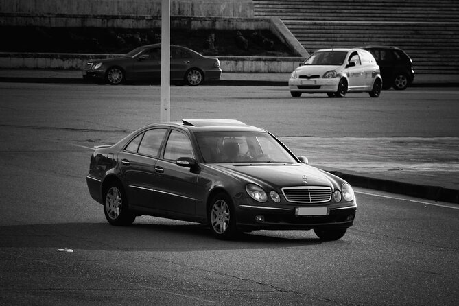 Private Sedan (4 seats) Transfer from Dublin Airport to Dublin City Center - Meeting your driver in Dublin Airport arrivals (the part you should get right)