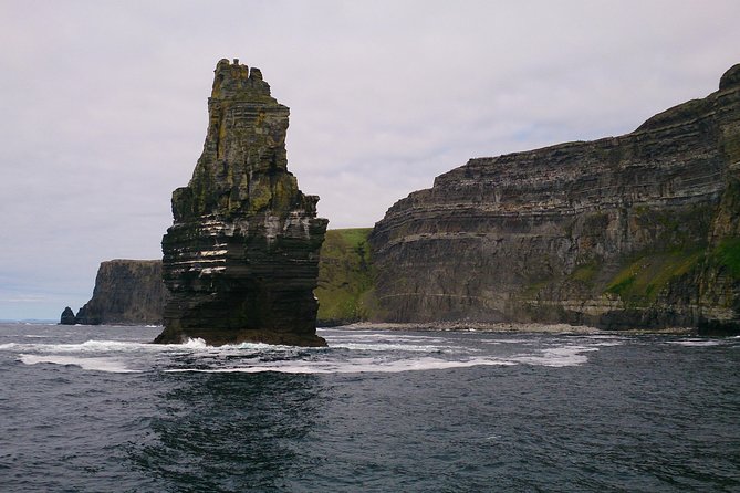 Private tour to the Cliffs of Moher guided in Spanish - Poulnabrone Dolmen: a quick megalith stop that adds depth