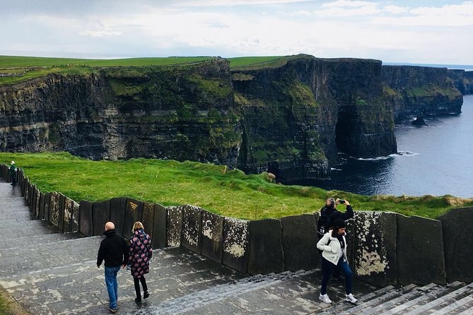 Scogliere di moher e Galway in italiano - Dunguaire Castle car park: quick sighting, useful context