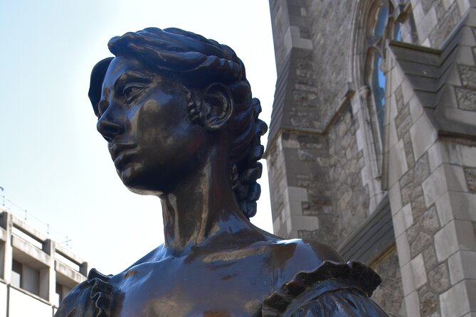 Semi-private tour max 8 pax of Dublin Old Library, Book of Kells - Temple Bar at Walking Speed: How to See Without Burning Time