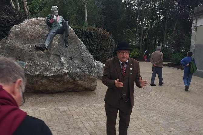 Walking tour in Merrion Square Park - Dublin Rogues Tour - Why Merrion Square Park works so well for Dublin stories