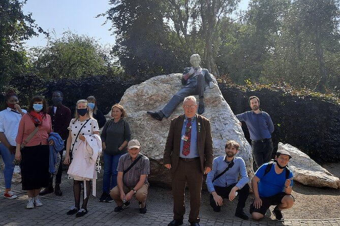 Walking tour in Merrion Square Park - Dublin Rogues Tour - Logistics that make the tour easy to use in your day