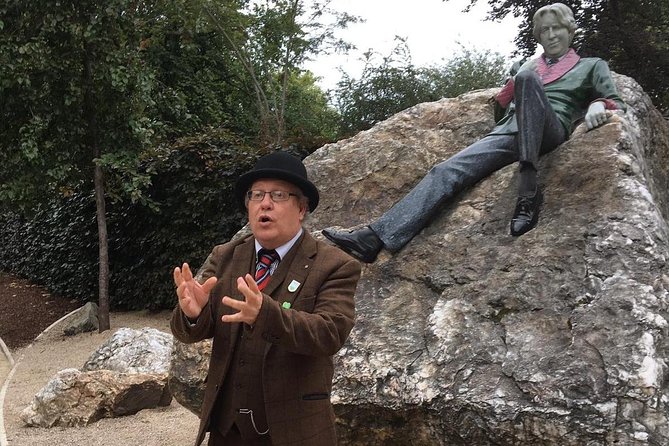 Walking tour in Merrion Square Park - Dublin Rogues Tour - Your guide matters: Dave Kavanagh’s storytelling style